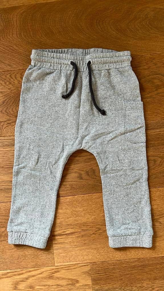 Joggingbroek maat 86 H&M grijs - wit, Kinderen en Baby's, Gebruikt, Broekje, H&M, Ophalen of Verzenden