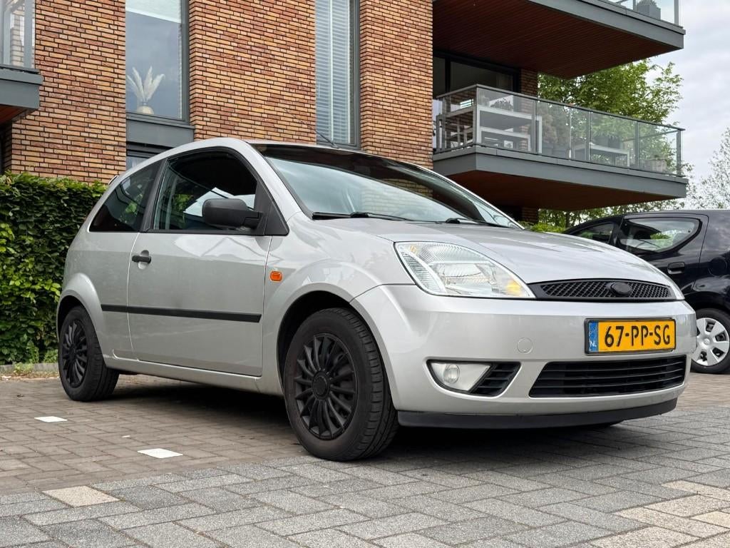 Ford Fiësta 1.4 16V 2004 Nieuwe koppeling + distributie, Voorwielaandrijving, 40 €/maand, 4 cilinders, Origineel Nederlands