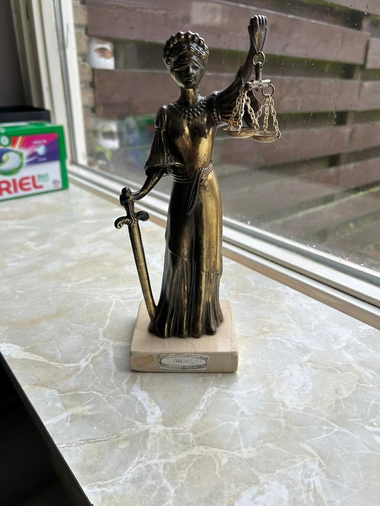 Vrouwe justitia beeldje., Ophalen, Gebruikt