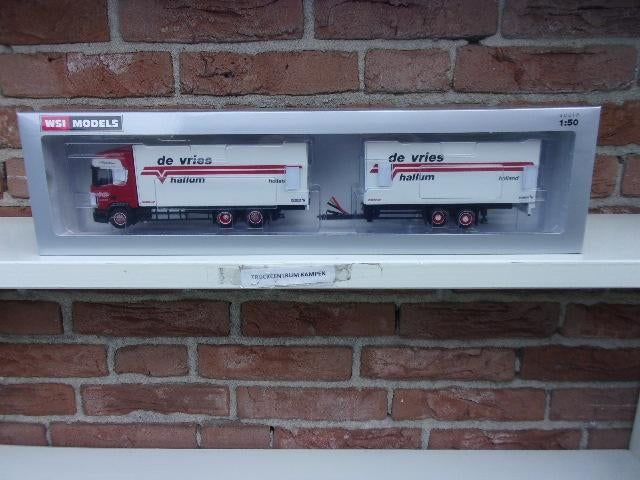 WSI  Scania  R  Highline  van  De  Vries - Hallum., Hobby en Vrije tijd, Modelauto's | 1:50, Ophalen of Verzenden, Nieuw, Bus of Vrachtwagen