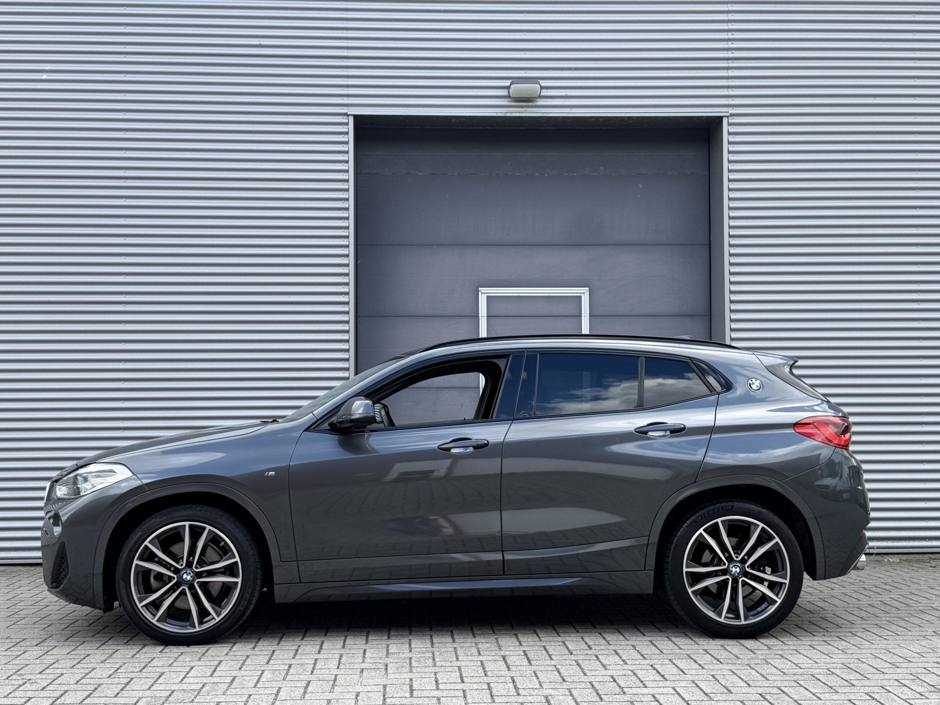 BMW X2 sDrive20i High Executive I Aut. I M-Sport I Navi, Auto's, Automatische klimaatregeling, 1435 kg, Leder en Stof, SUV of Terreinwagen