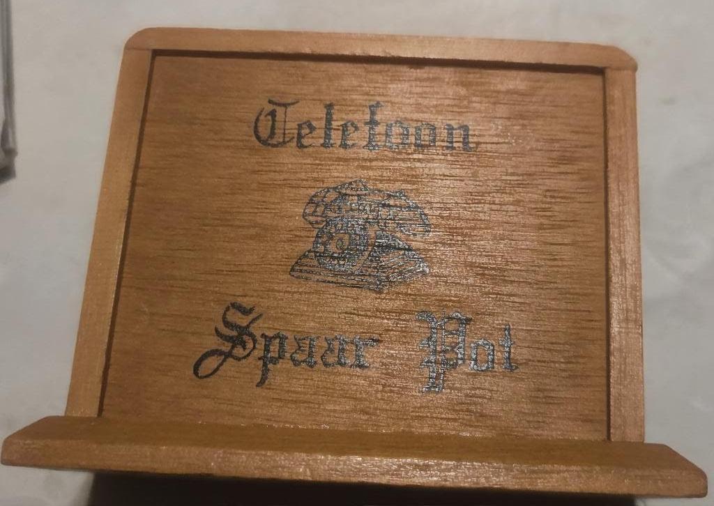 126 Oud telefoon spaarpotje - niet stiekem bellen, Verzamelen, Spaarpotten, Ophalen of Verzenden, Gebruikt, Hout, Overige thema's