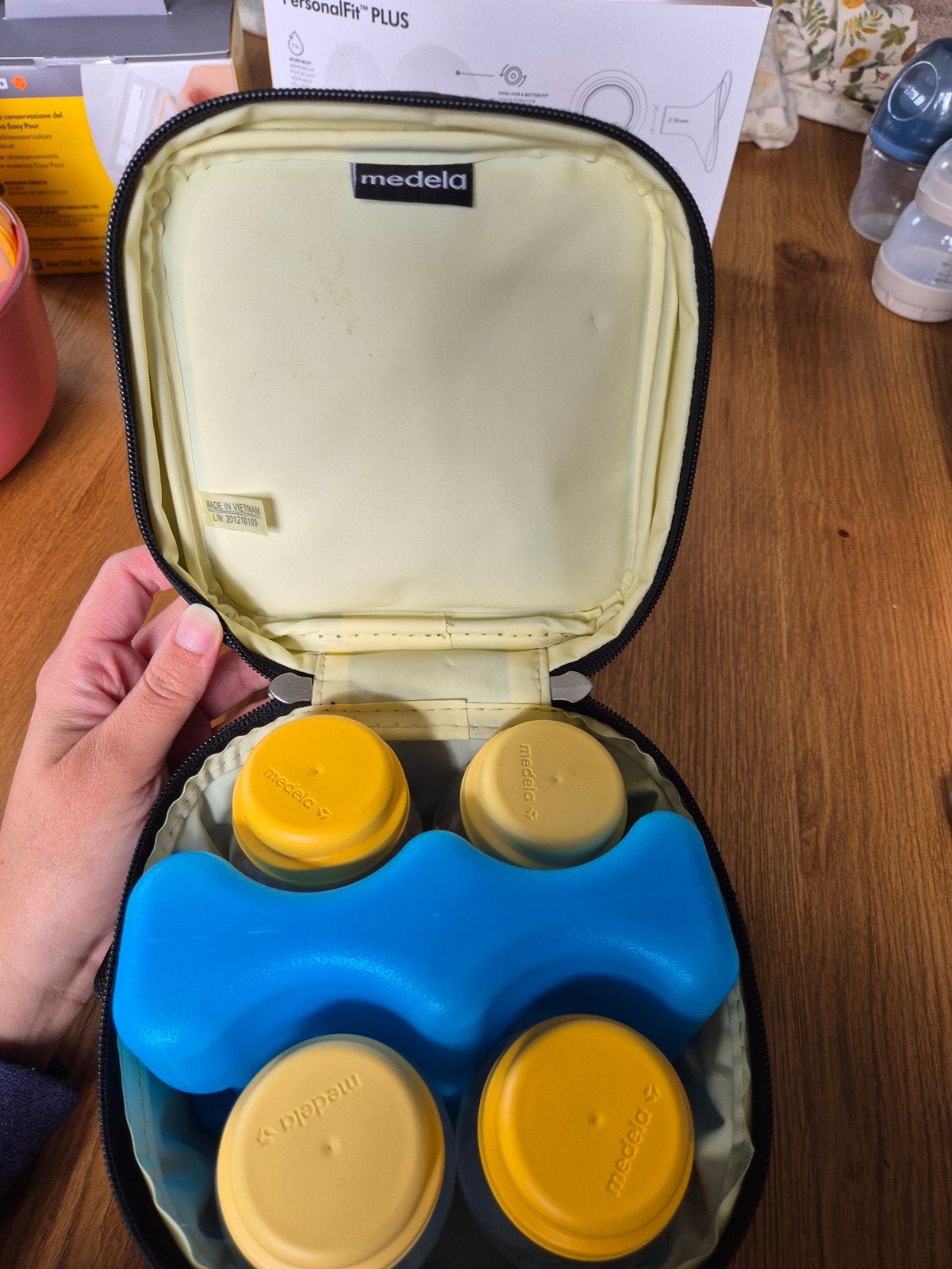 Medela koeltas met koelelement en 4 moedermelk flesjes, Ophalen of Verzenden, Gebruikt