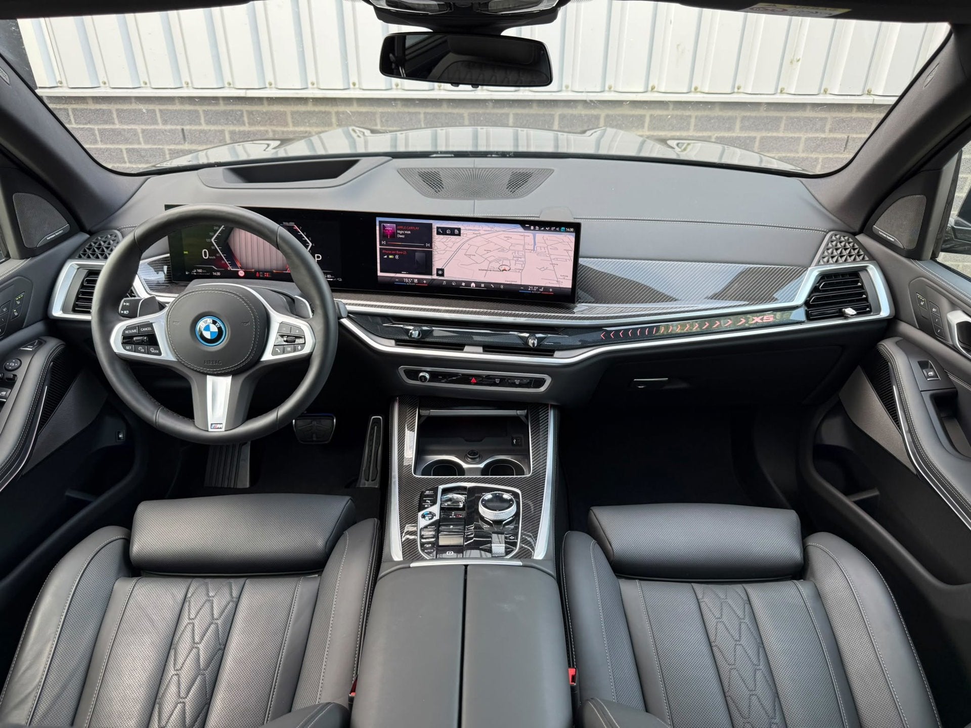 BMW X5 50e xDrive50e M-Sport PRO|489 PK|4 WIELBESTURING|PANO, Dealer onderhouden, Gebruikt, 2395 kg, Zwart