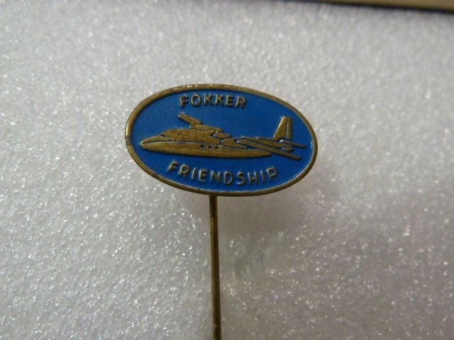 Vintage Fokker Friendship Vliegtuig Speldje, Ophalen of Verzenden, Gebruikt, Transport, Speldje of Pin