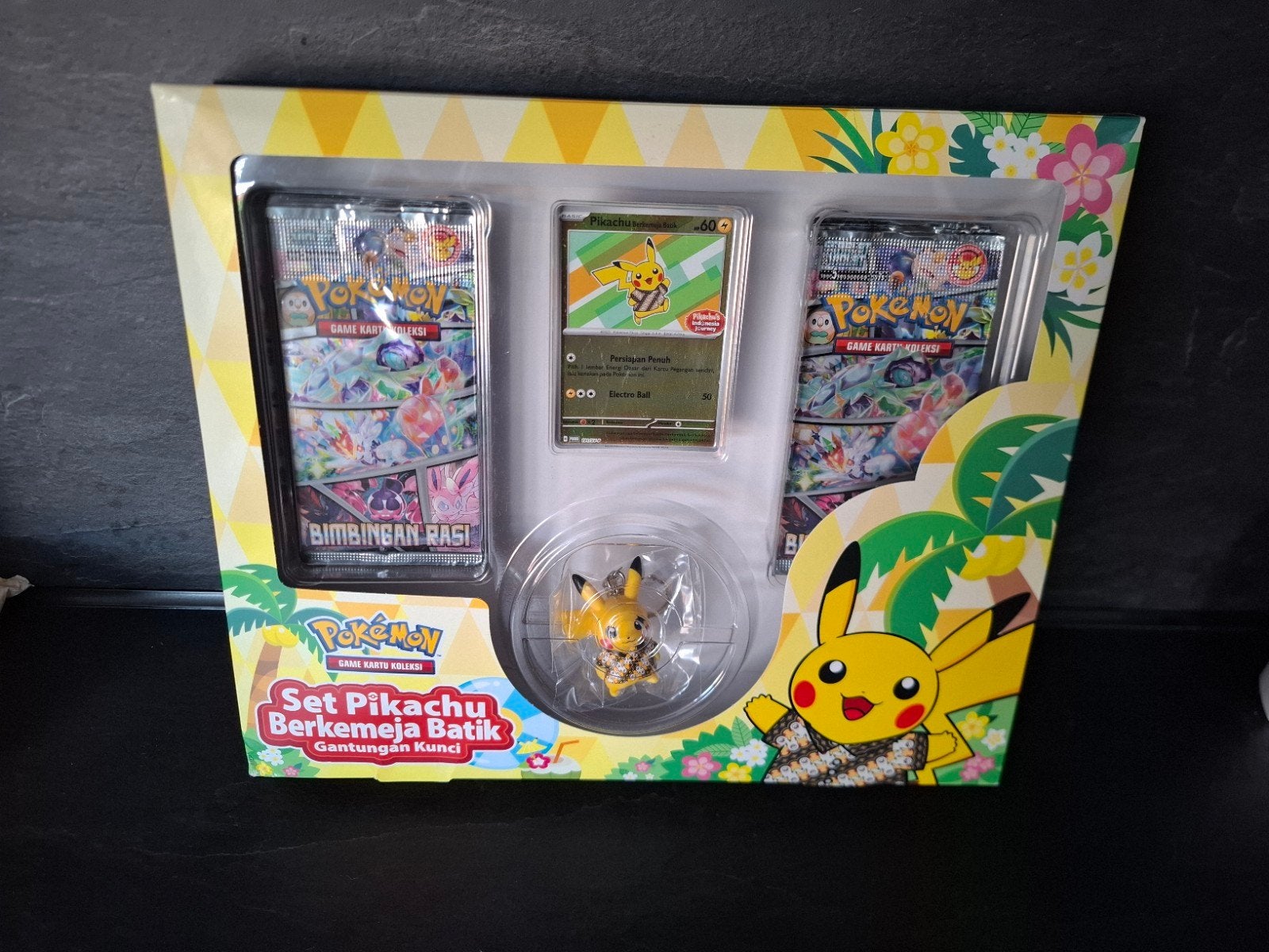 Pokémon Pikachu Berkemeja Batik Set - Booster Packs & Promo, Ophalen, Nieuw