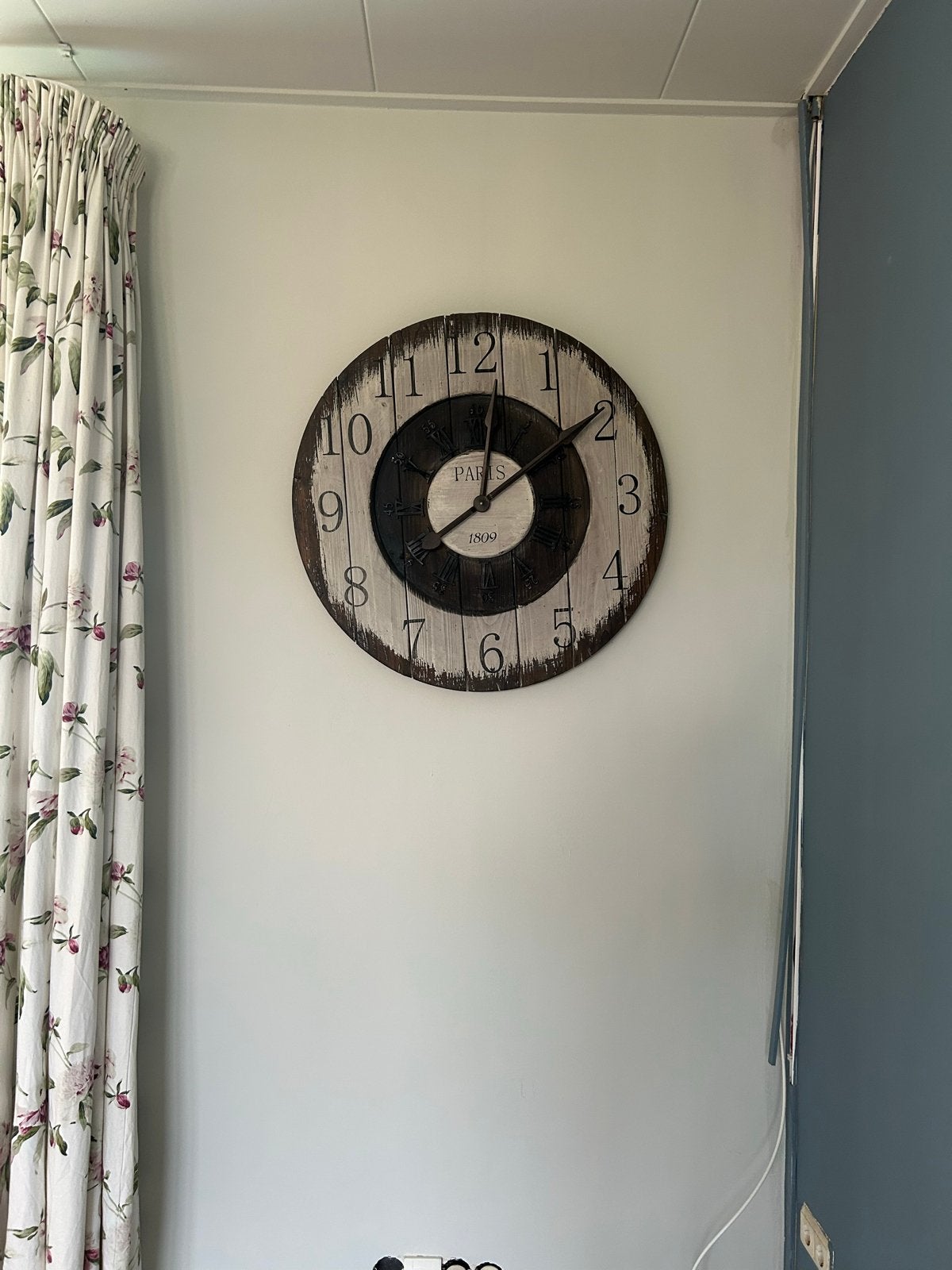 Grote ronde wandklok met 'Paris 1809' opdruk, Huis en Inrichting, Ophalen, Vintage, Analoog, Werkt op batterijen