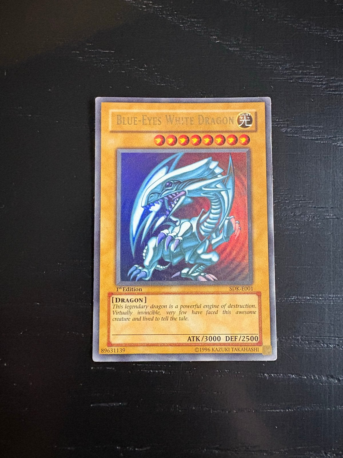 Yu-Gi-Oh! Blue-Eyes White Dragon SDK-E001 1st Edition, Ophalen of Verzenden, Gebruikt, Losse kaart
