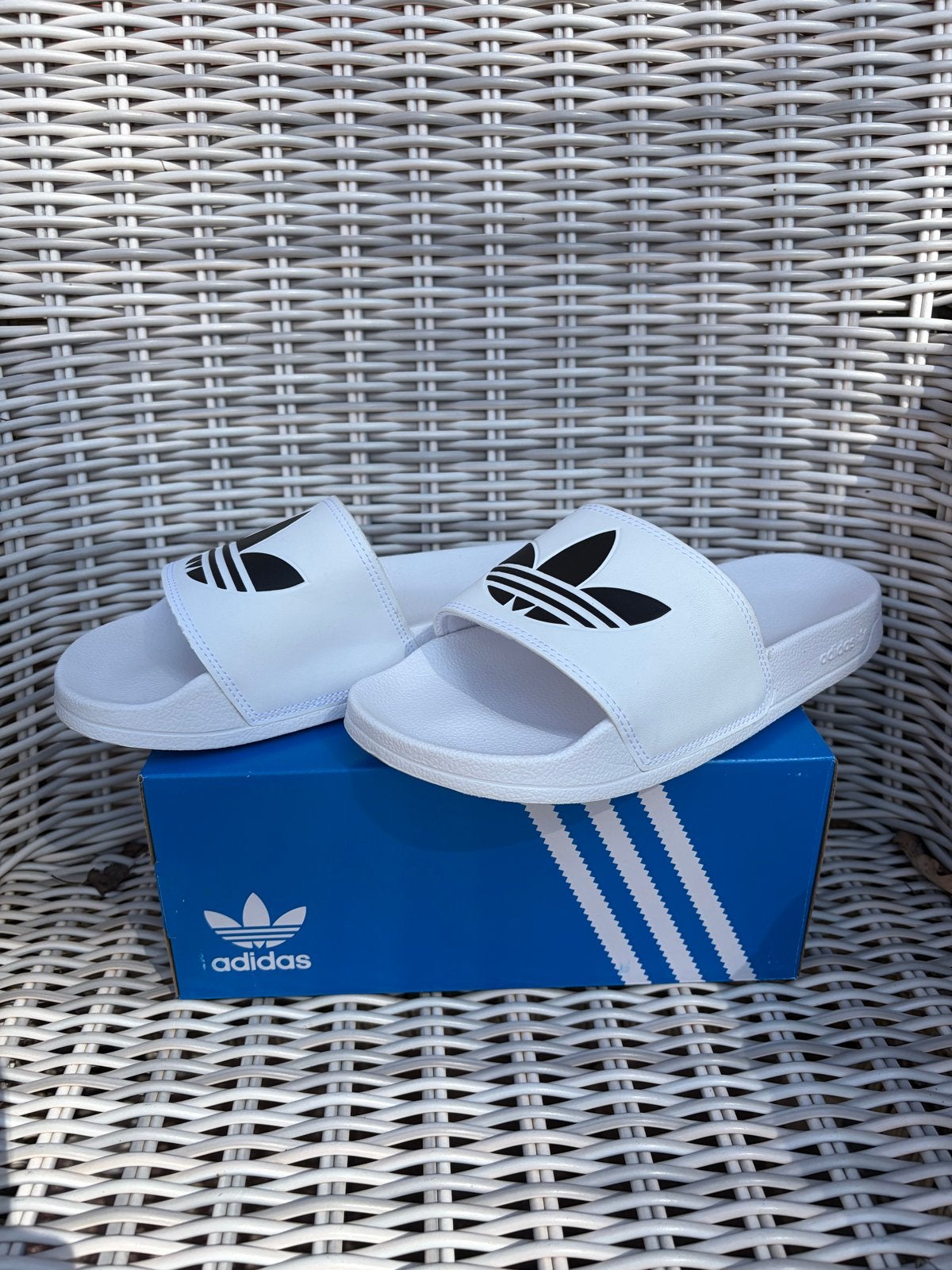 Adidas Adilette Slippers - Wit met Zwart Logo, Ophalen of Verzenden, Nieuw, Wit, Slippers