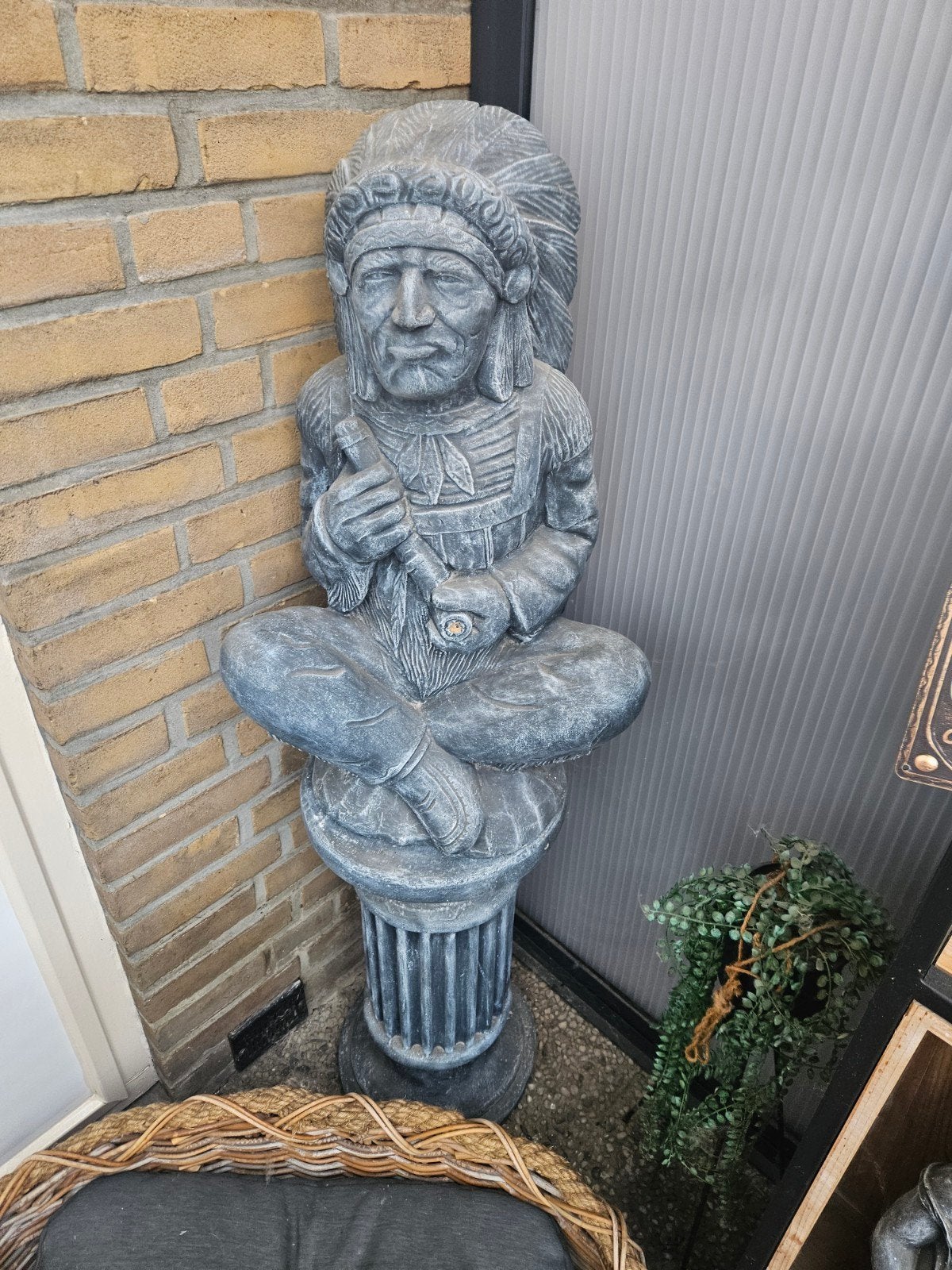 Betonnen Tuinbeeld Indiaan op Sierlijke Zuil / Sokkel, Ophalen