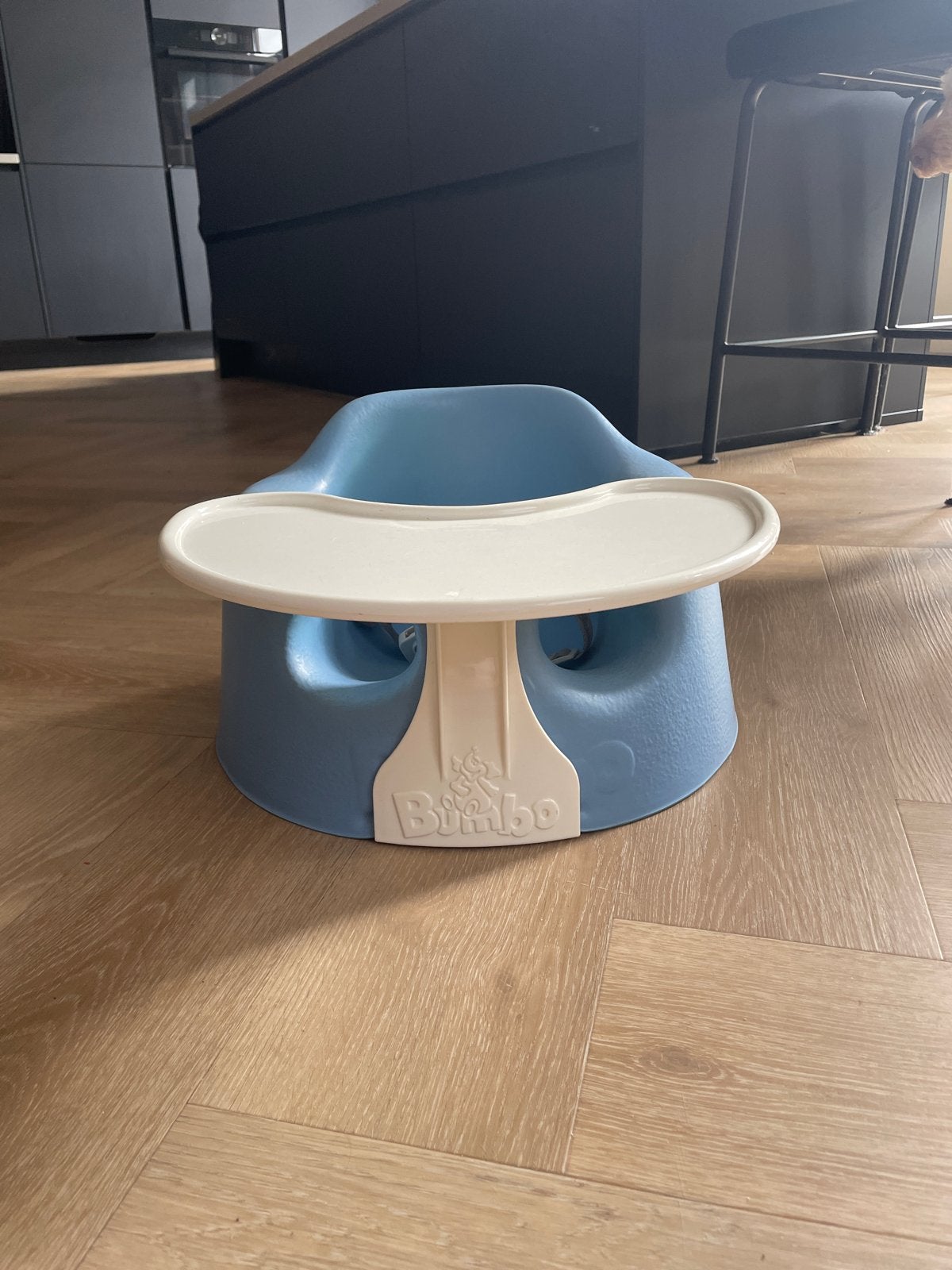 Bumbo zitje met afneembaar eetblad - Lichtblauw, Kinderen en Baby's, Ophalen of Verzenden, Gebruikt, Overige typen, Afneembaar eetblad