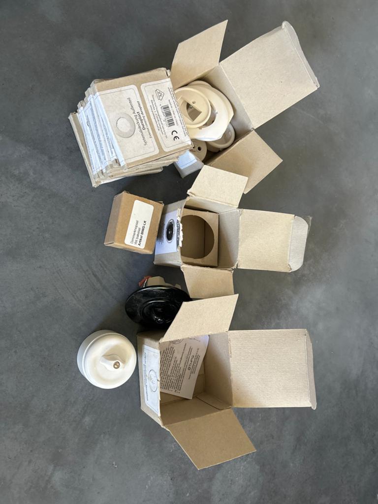 Diverse nieuwe bakeliet schakelmaterialen - alles in 1 koop, Ophalen of Verzenden, Nieuw, Schakelaar