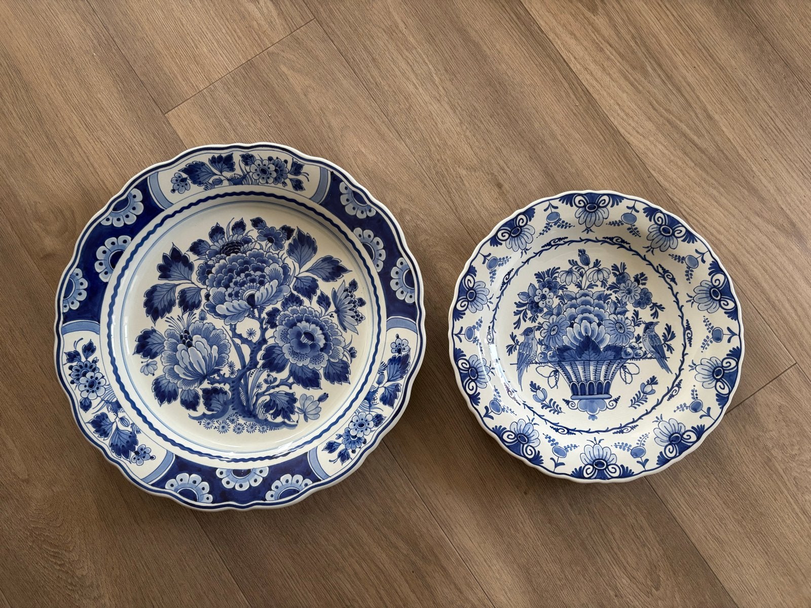 Twee Delfts blauwe borden Porceleyne fles, Ophalen