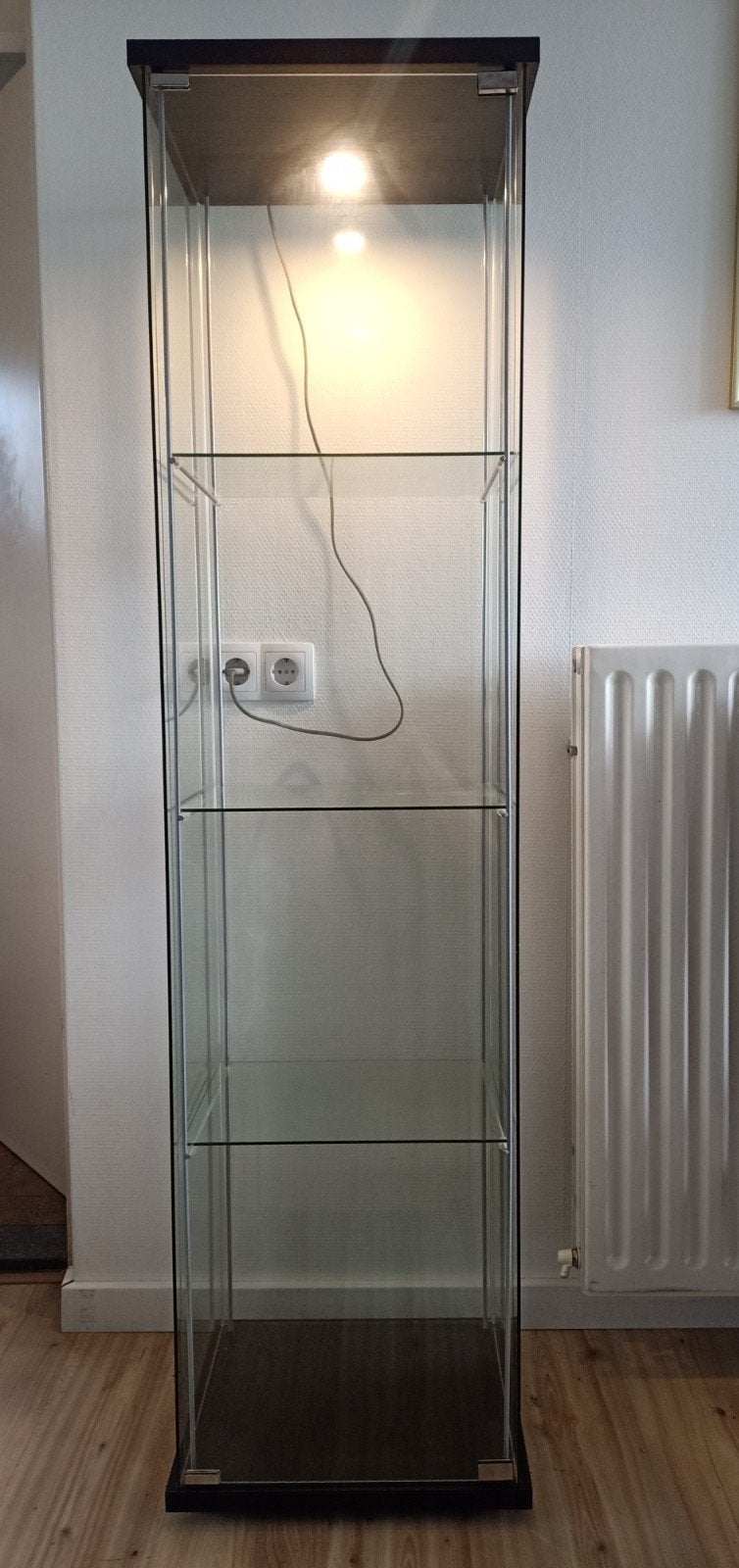 IKEA DETOLF Vitrinekast - Donkerbruin/Zwart met Verlichting, Ophalen, Minder dan 50 cm, Glas, Minder dan 25 cm