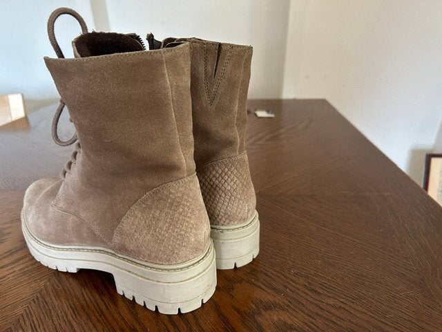Schoenen, Beige, Lage of Enkellaarzen, Ophalen of Verzenden, Zo goed als nieuw