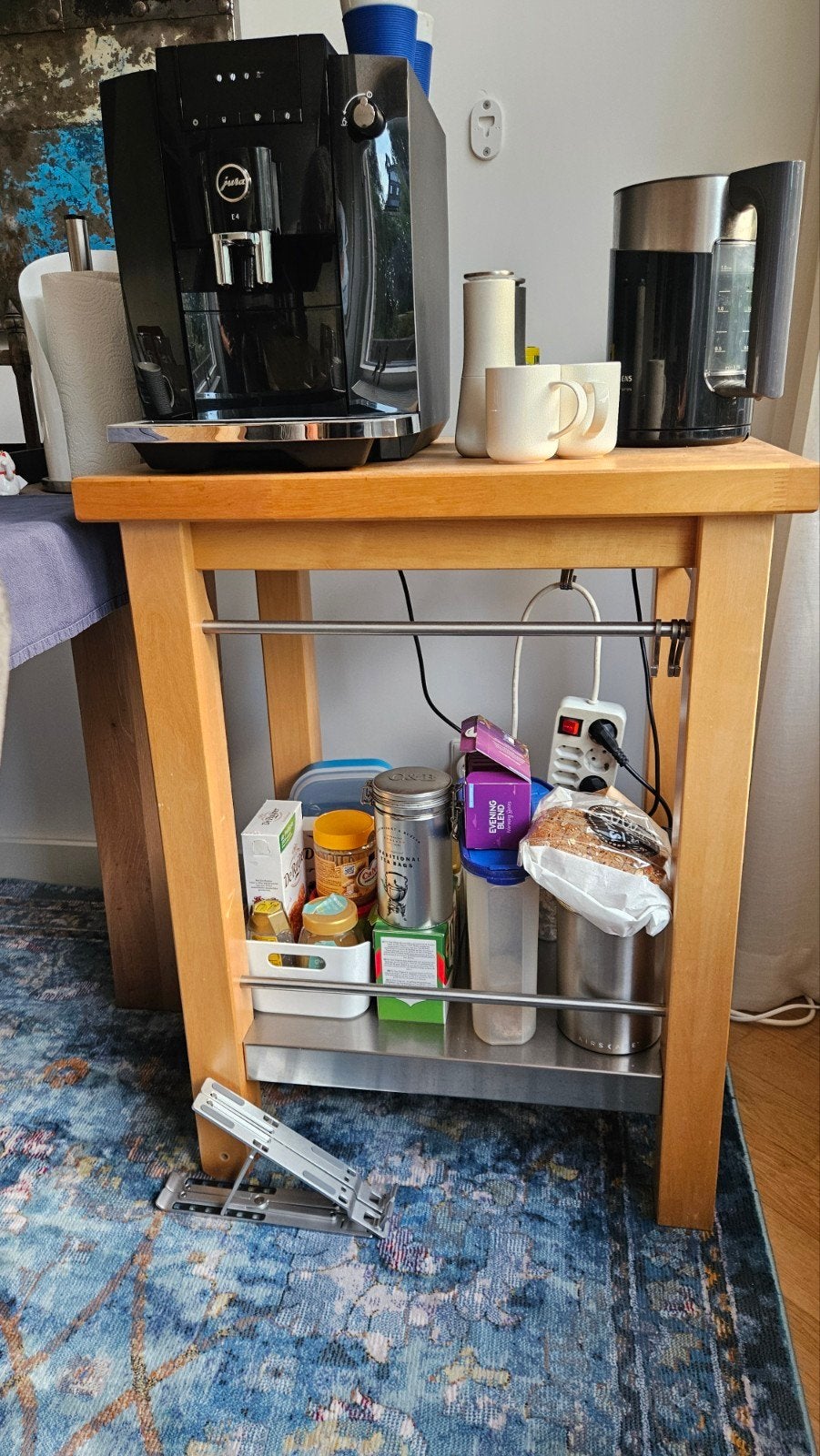 Houten bijzettafel met metalen rek en haken, Ophalen, Minder dan 55 cm, Gebruikt, 60 cm of meer
