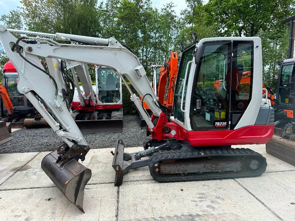 Takeuchi TB235 (bj 2010), Zakelijke goederen, Machines en Bouw | Kranen en Graafmachines, Graafmachine