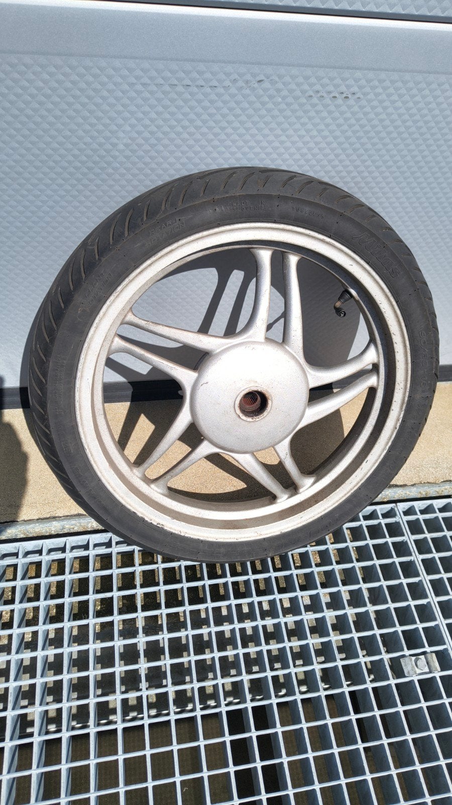 Malaguti Sento 16 inch achterwiel met Mitas band 90/80-16, Fietsen en Brommers, Brommeronderdelen | Scooters, Ophalen of Verzenden