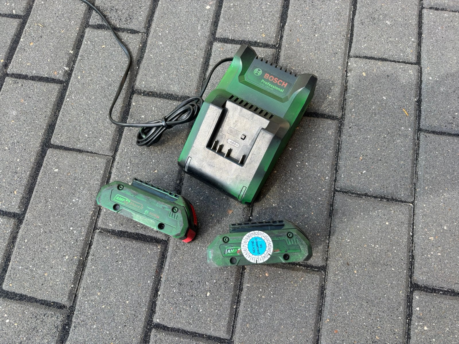 Bosch procore lader en 2x 4.0ah accus, Doe-het-zelf en Verbouw, Gereedschap | Machine-onderdelen en Toebehoren, Ophalen of Verzenden