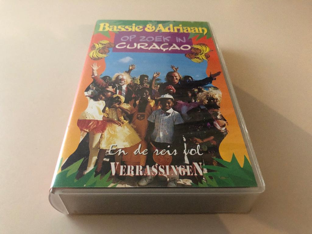 Bassie & Adriaan op zoek in Curaçao VHS CNR, Alle leeftijden, Ophalen of Verzenden, Zo goed als nieuw, Overige typen