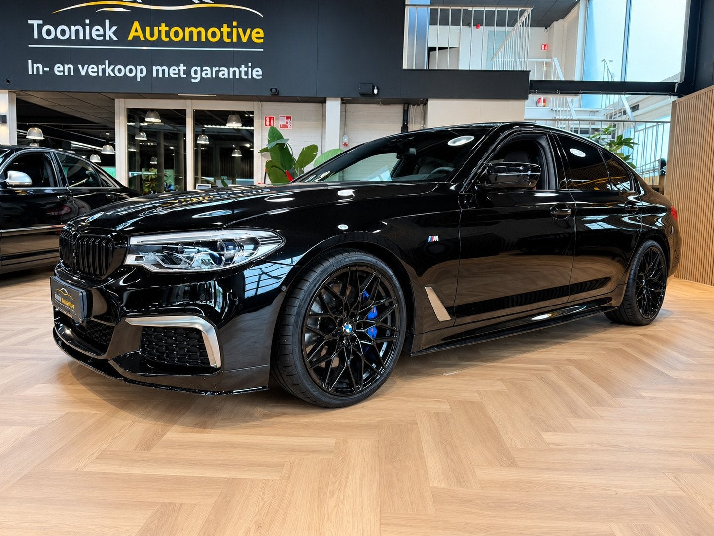 BMW 5 Serie M550i xDrive High Executive Bom vol | leder | be, Auto's, Dealer onderhouden, Gebruikt, 4395 cc, Zwart