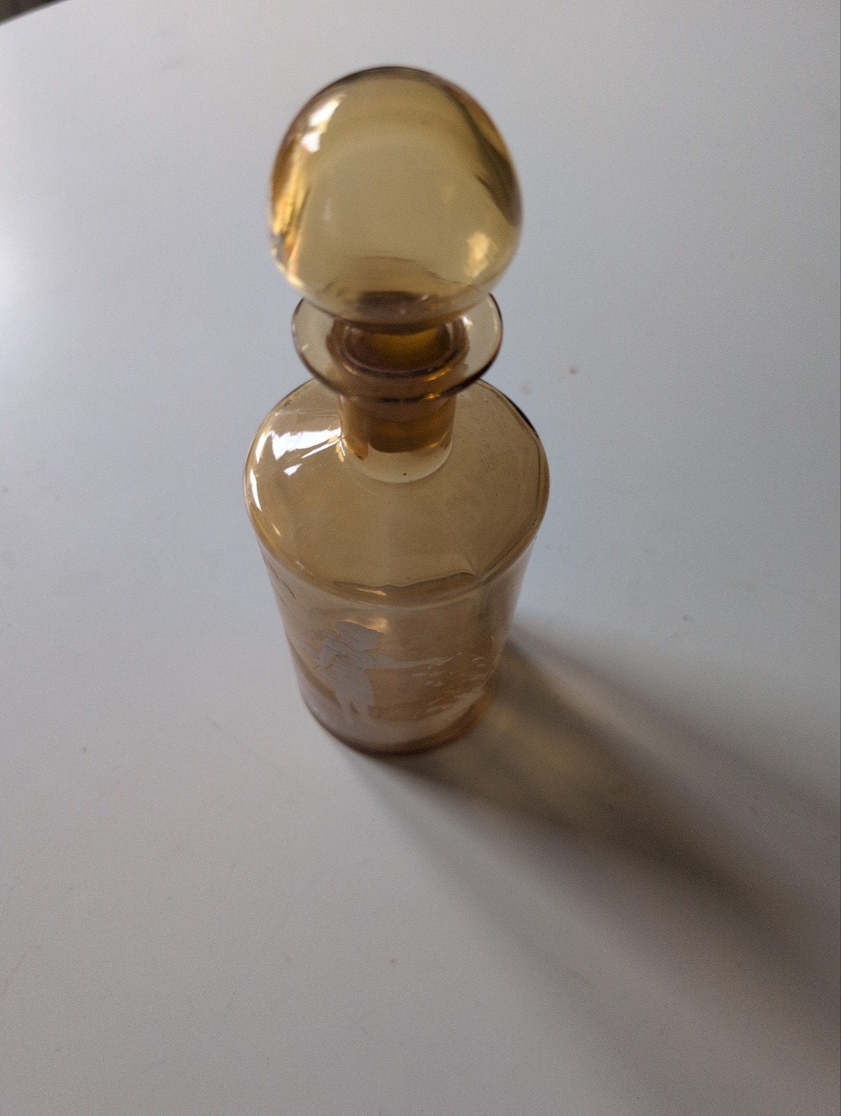 Antieke amberkleurige glazen fles met geëtste decoratie, Ophalen of Verzenden