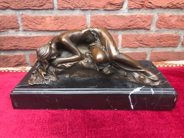 rustende schoonheid, brons en marmer, topbeeld, Antiek en Kunst, Ophalen of Verzenden, Gemerkt, Brons, Beeld