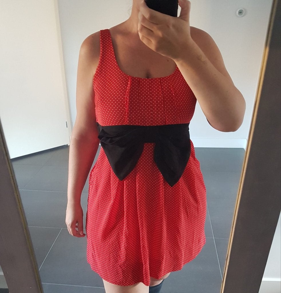 Jurk Minnie Disney Disneyland Rood met Zwart Strik 42, Verzenden, Maat 42/44 (L), Zo goed als nieuw, Knielengte