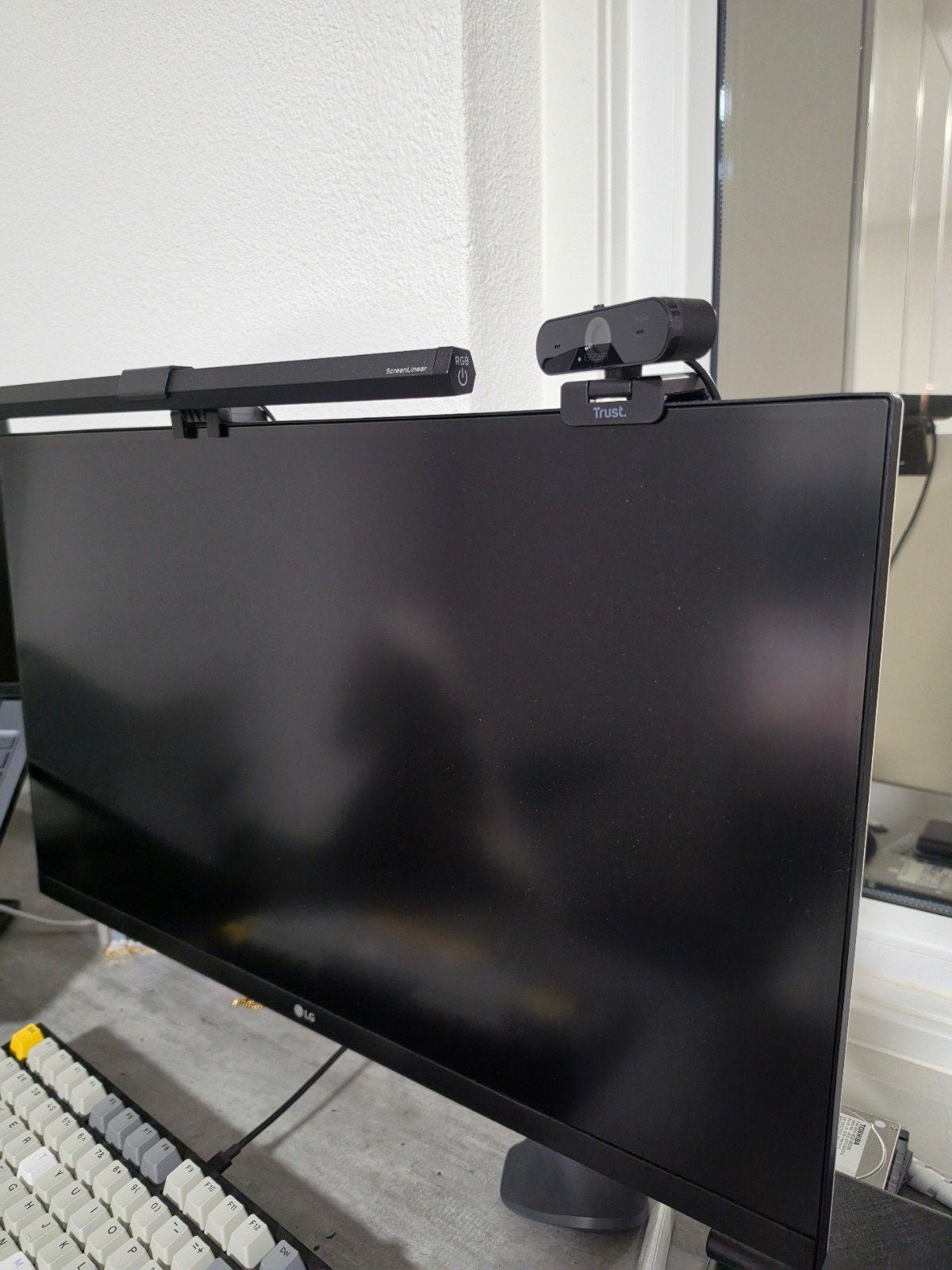 2x LG 27 inch 4K monitor USB C