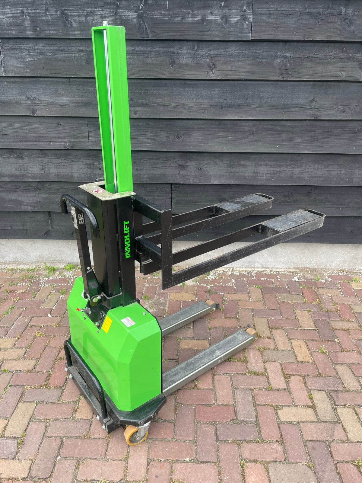 Innolift elektrische pallettruck/stapelaar met lader, Doe-het-zelf en Verbouw, Palletwagens en Pompwagens, Ophalen, Zo goed als nieuw