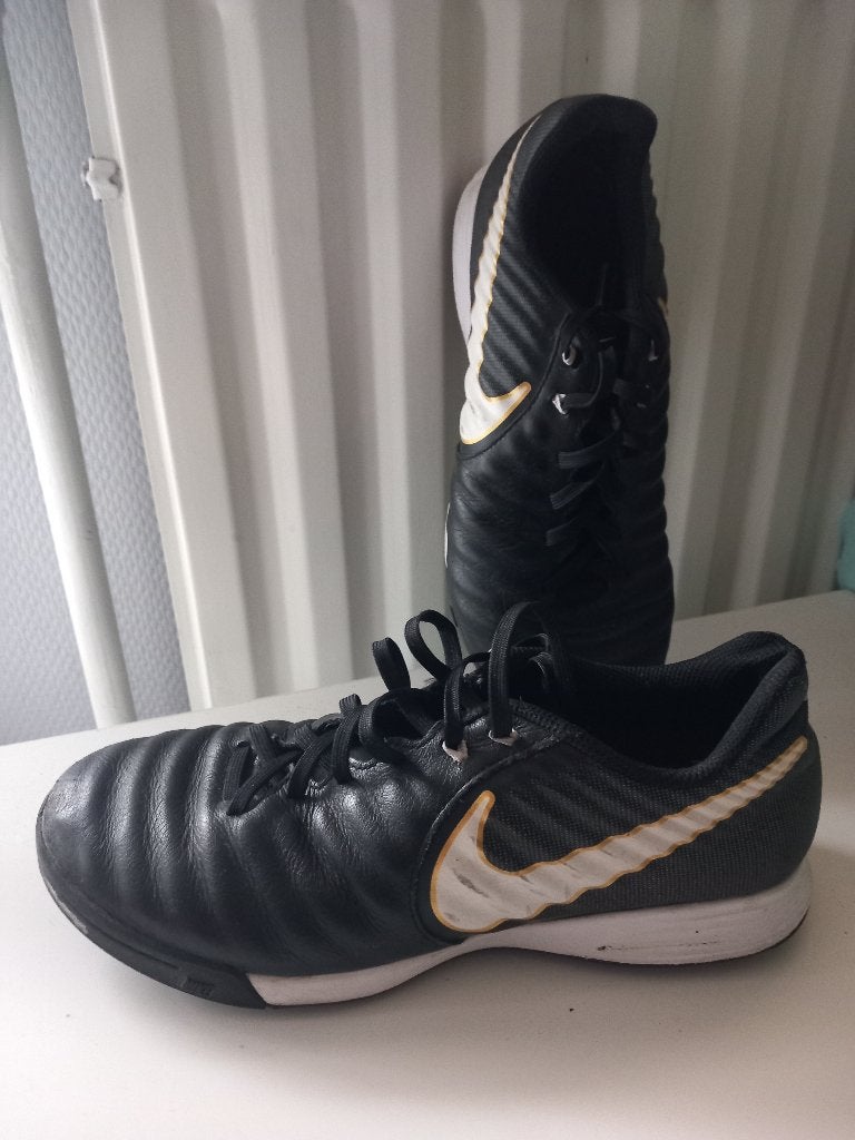 Nike Tiempo ( noppen onder zool) sneakers maat 40, Ophalen, Zo goed als nieuw, Nike, Jongen of Meisje