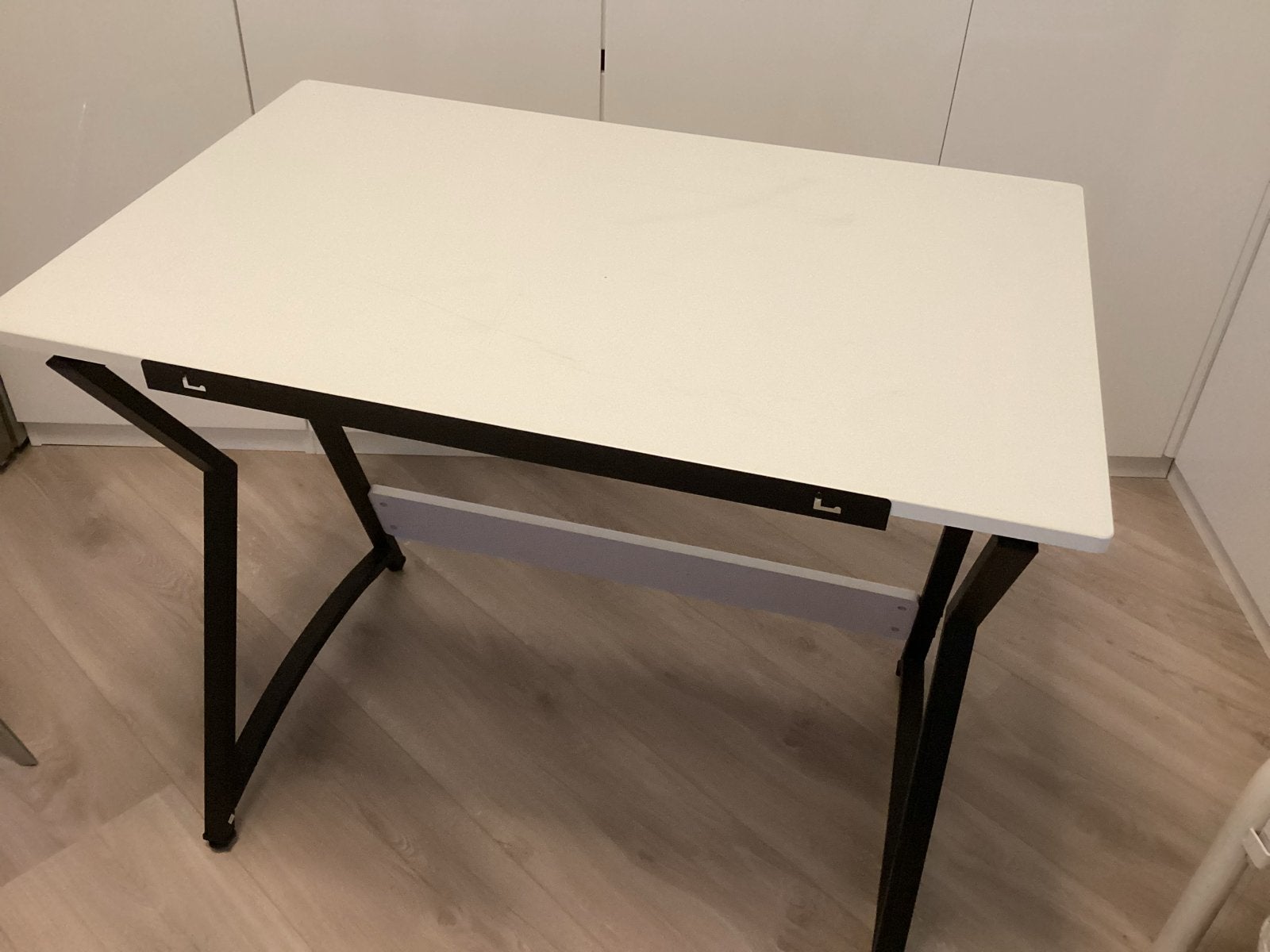 Tekentafel / Bureau - Wit blad, Zwart onderstel, Doe-het-zelf en Verbouw, Tekentafels, Ophalen, Zo goed als nieuw, Minder dan 130 cm