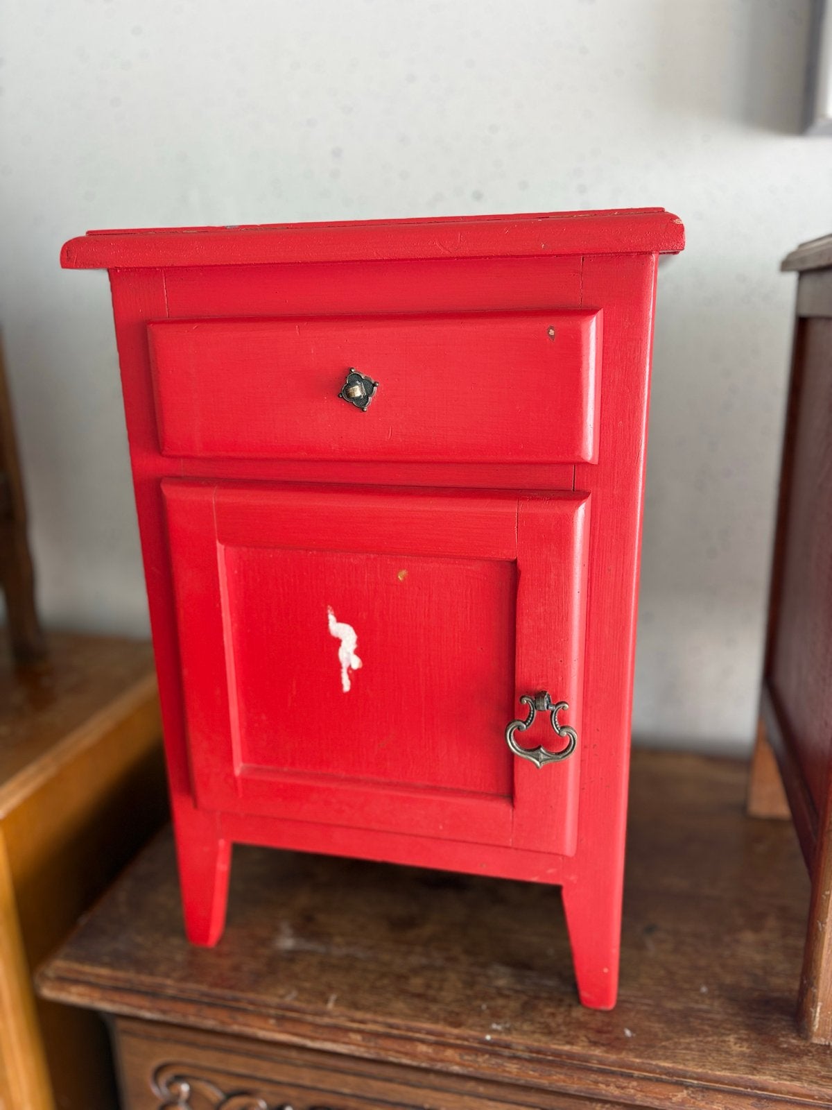 Rood Nachtkastje met Lade en Deurtje, Ophalen