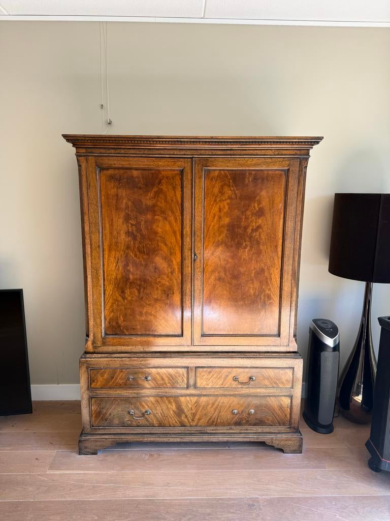 Klassieke Engelse stijl linnen/ mahonie kast met laden, Antiek en Kunst, Antiek | Meubels | Kasten, Ophalen