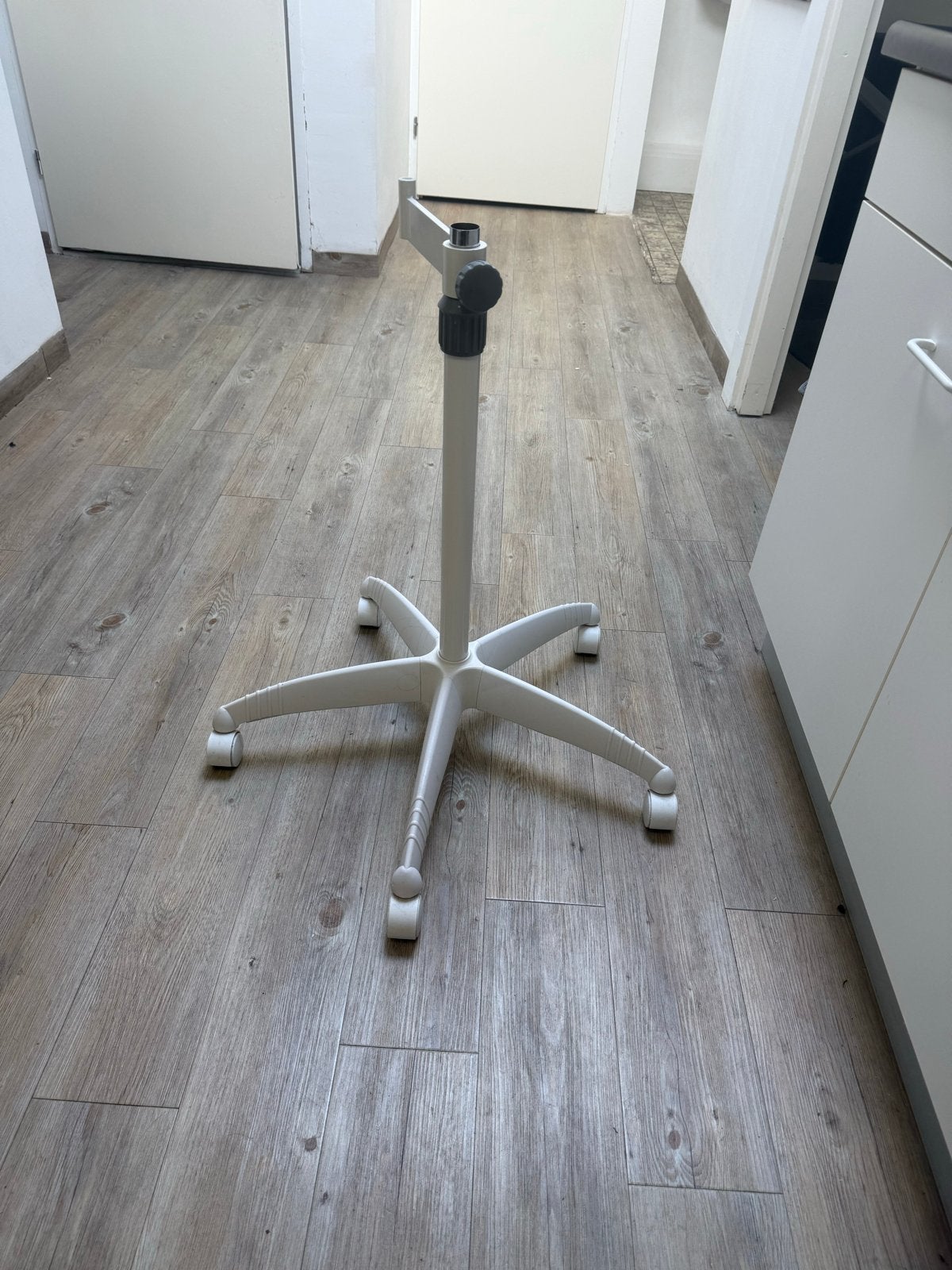 Verrijdbaar onderstel voor loeplamp of vapozone - Wit, Ophalen, Kunststof, Gebruikt, Wit