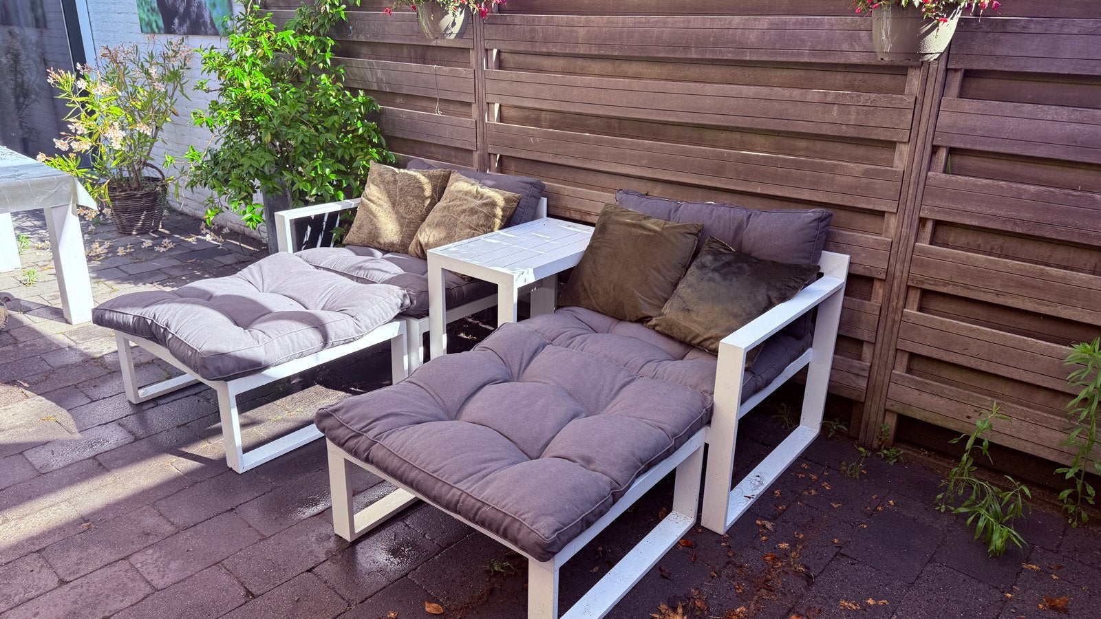 Witte loungeset met grijze kussens en bijzettafel, Tuin en Terras, Tuinsets en Loungesets, Gebruikt, Loungeset, Bank, Hout