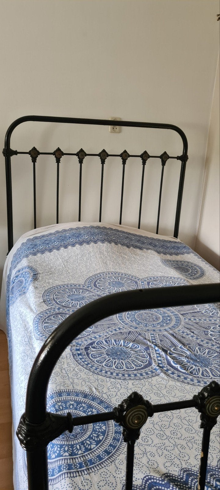 Zwart frans spijlenbed 120/ 180, met messing details., Huis en Inrichting, Slaapkamer | Bedden, Ophalen of Verzenden, Zwart, Metaal