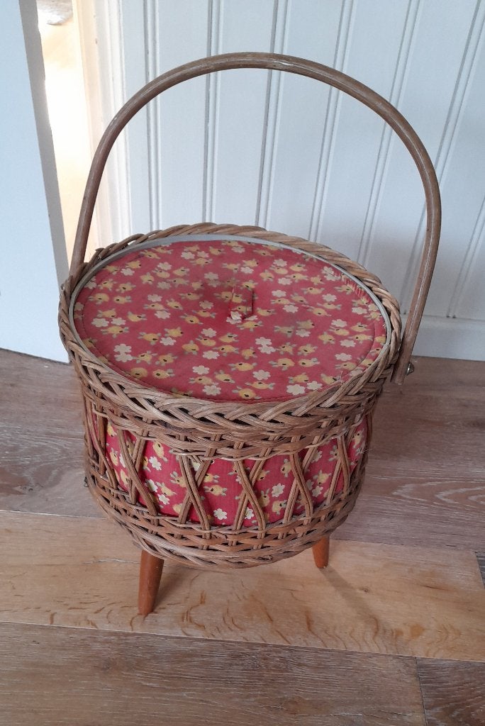 VINTAGE RIETEN NAAIMAND /NAAIDOOS OP HOUTEN POTEN EN HENGSEL, Ophalen of Verzenden, Gebruikt