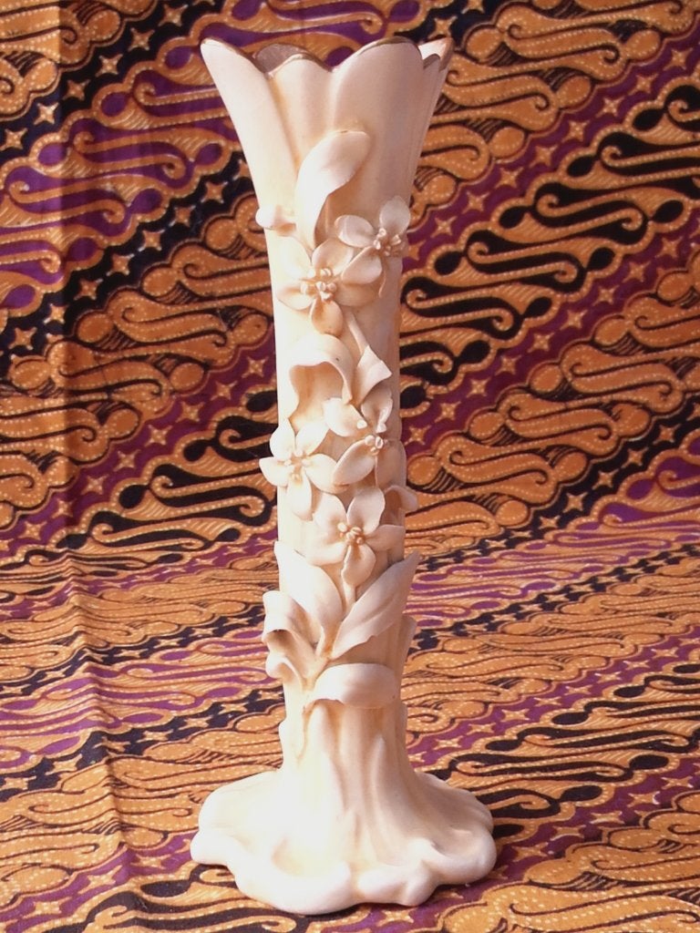 Antiek vaasje uit Engeland van Burslem Doulton porselein.
