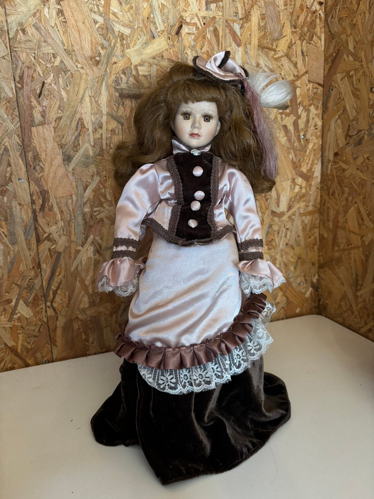 Porseleinen pop met satijnen jurk en hoed – klassiek model, Verzamelen, Poppen, Ophalen of Verzenden