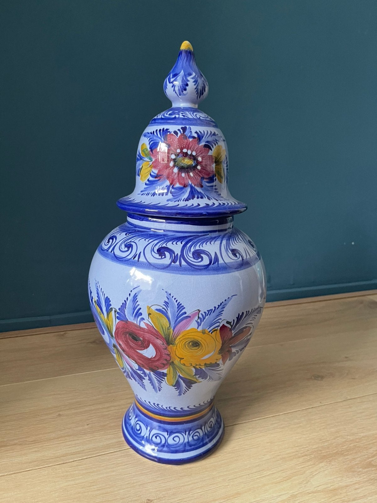 Grote handbeschilderde Portugese faience dekselvaas 49 cm, Ophalen of Verzenden