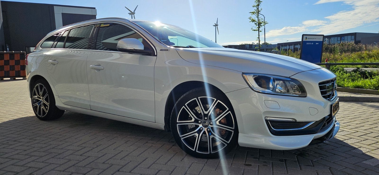 Volvo V60 D6 315pk Plug-in Hybrid 2014 Wit, Auto's, Automaat, 1849 kg, 1800 kg, Wit