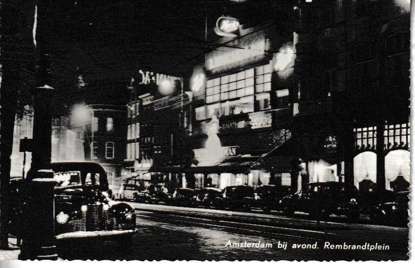AMSTERDAM - REMBRANDTPLEIN bij AVOND, Ophalen of Verzenden, 1940 tot 1960, Gelopen, Noord-Holland
