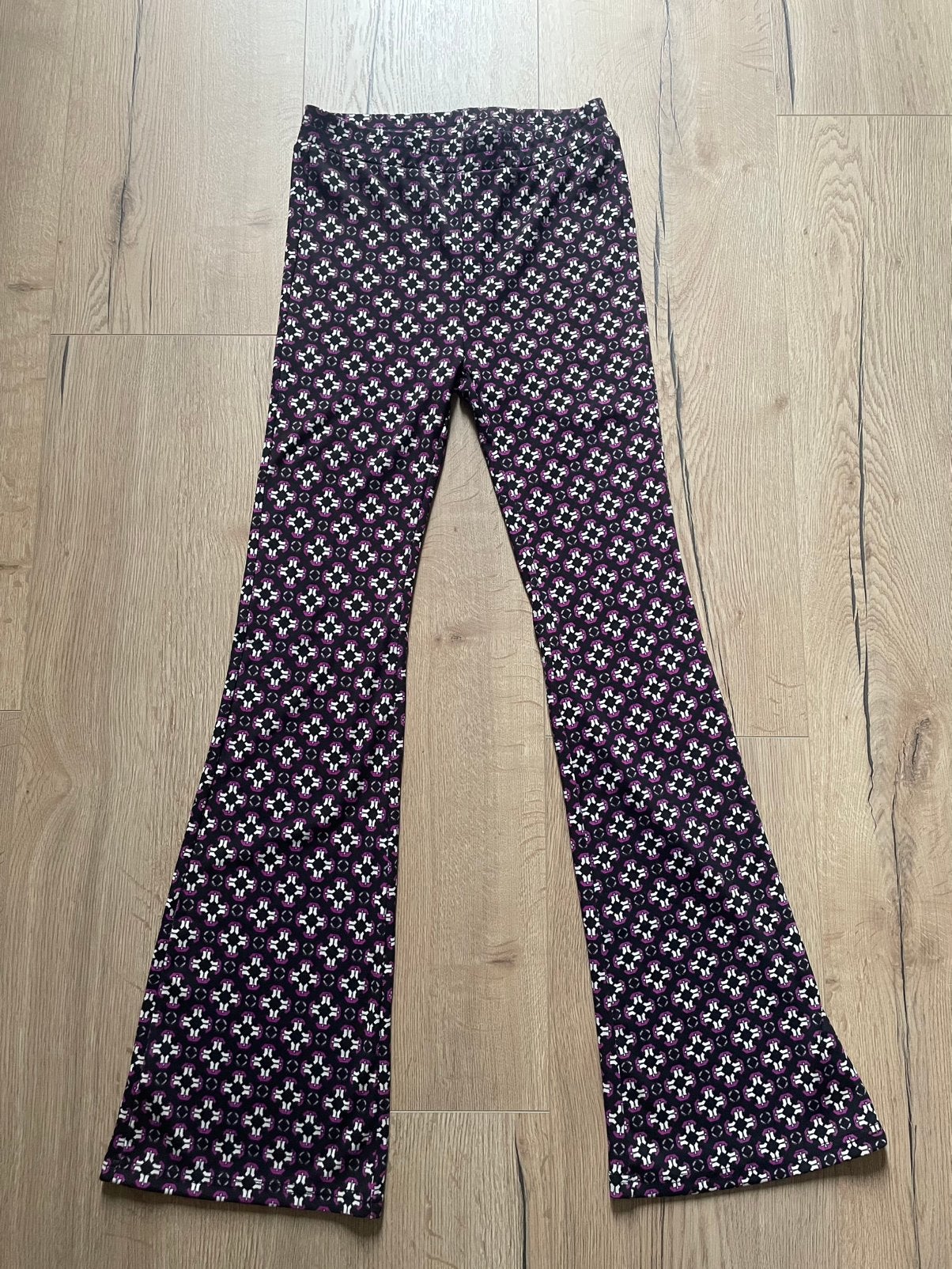 Rib flared broek met print maat 170/176, Kleding | Dames, Broeken en Pantalons, Ophalen, Meerkleurig, Zo goed als nieuw, Maat 34 (XS) of kleiner