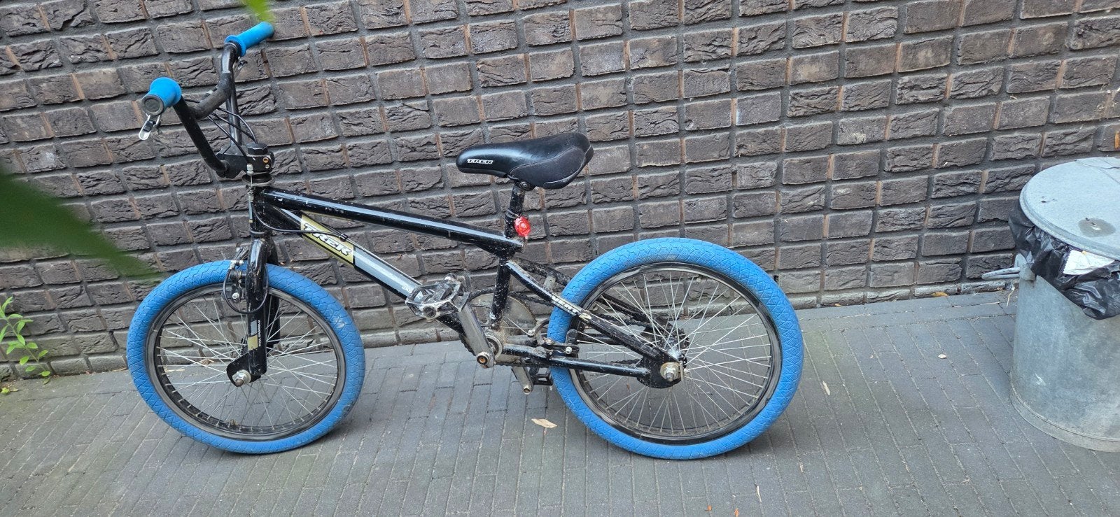 Trek BMX fiets met blauwe banden, Fietsen en Brommers, Fietsen | Crossfietsen en BMX, Ophalen, Gebruikt, Staal, Velgrem