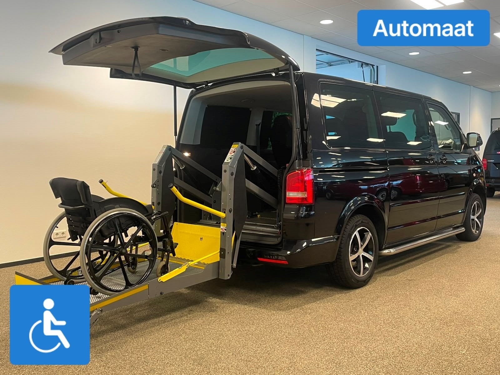 Volkswagen Caravelle L1H1 Rolstoelbus Automaat, Auto's, 136 pk, Gebruikt, Zwart, 4 cilinders