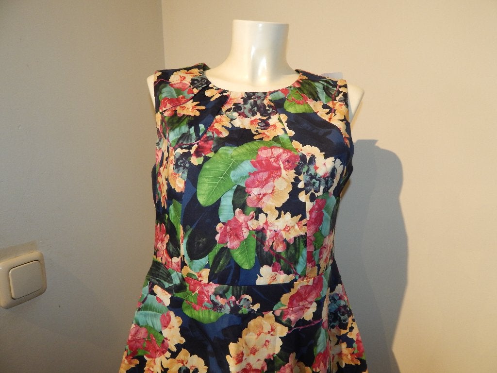 Karen Millen jurk bloemen print wijder uitlopende rok mt 42, Karen Millen, Maat 42/44 (L), Zo goed als nieuw, Knielengte