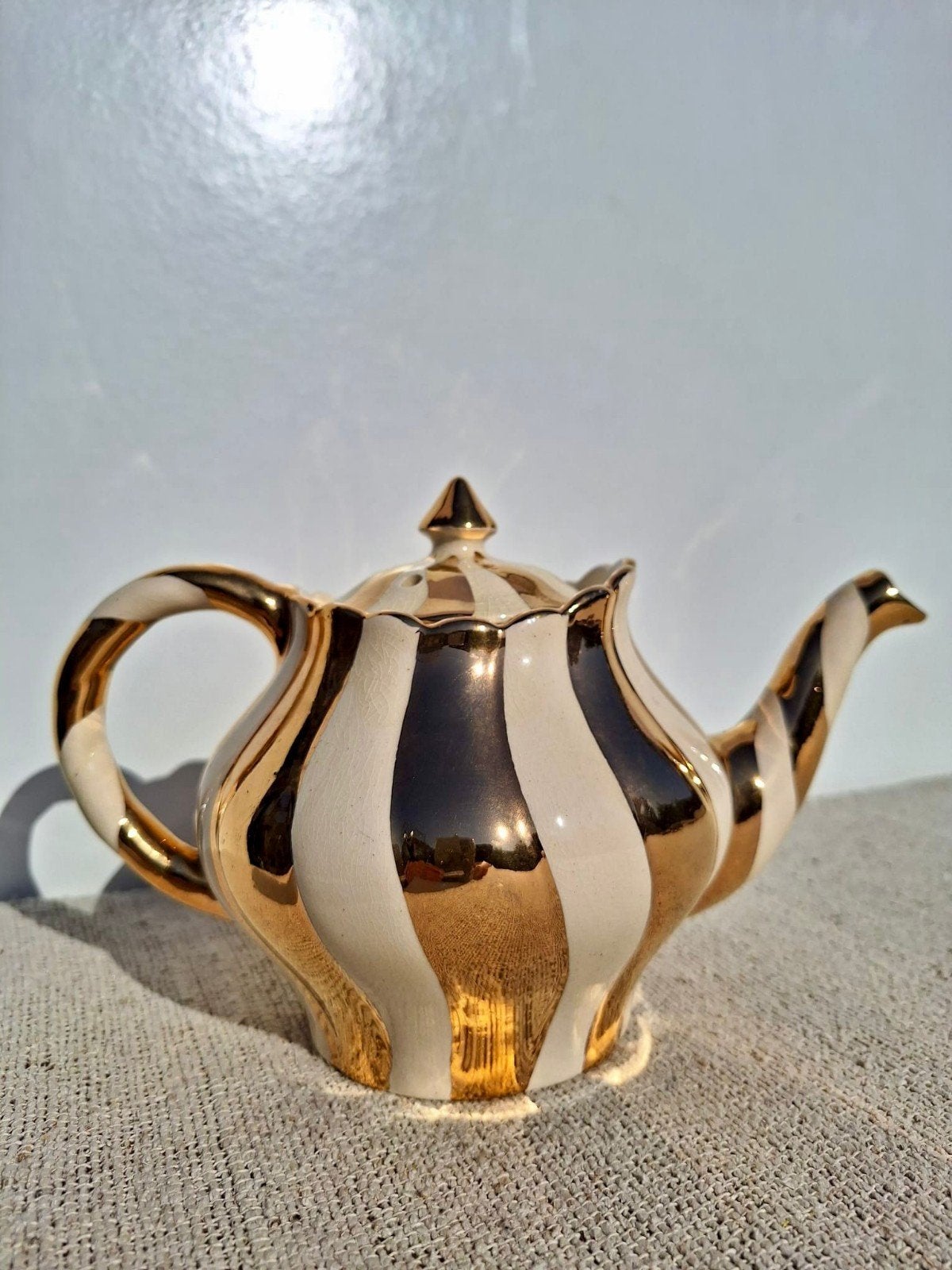 vintage theepot Arthur Wood met goud en cremekleurige streep, Antiek en Kunst, Ophalen of Verzenden