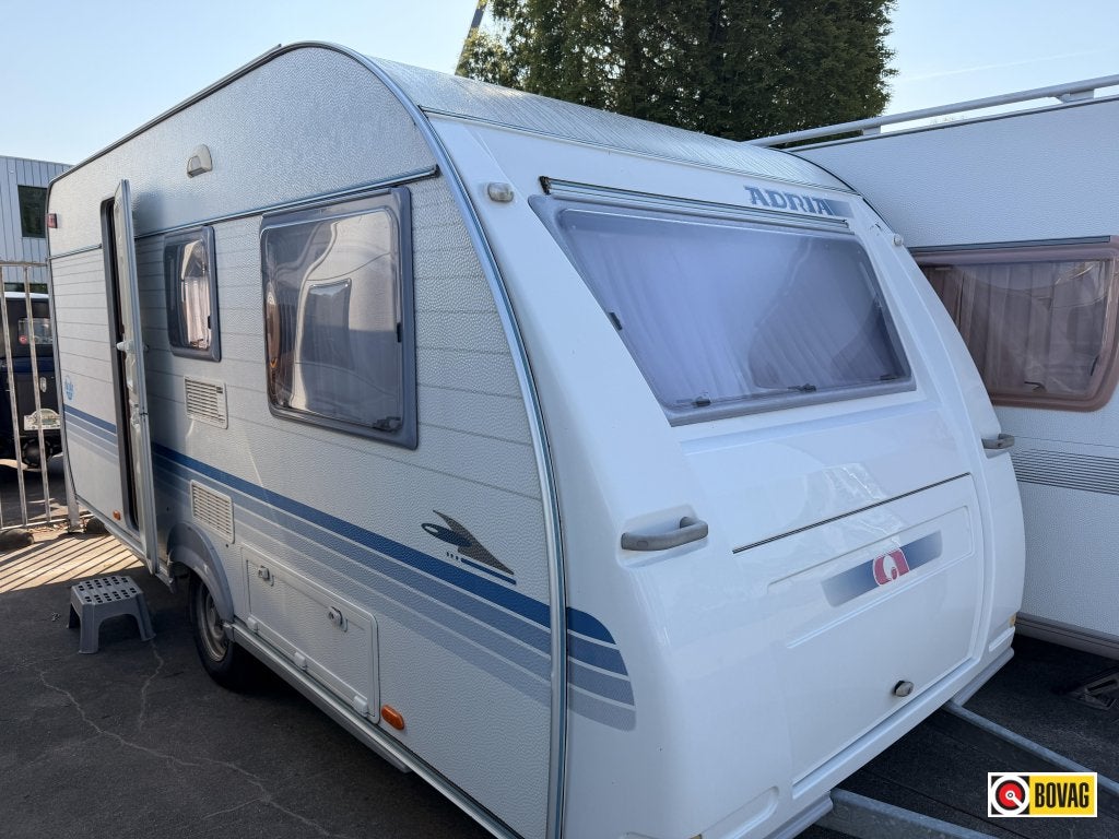 Adria Adora 462 UB 1300 KG met Voortent en luifel (dorema), Standaardzit, Bedrijf, 750 - 1000 kg, Schokbreker