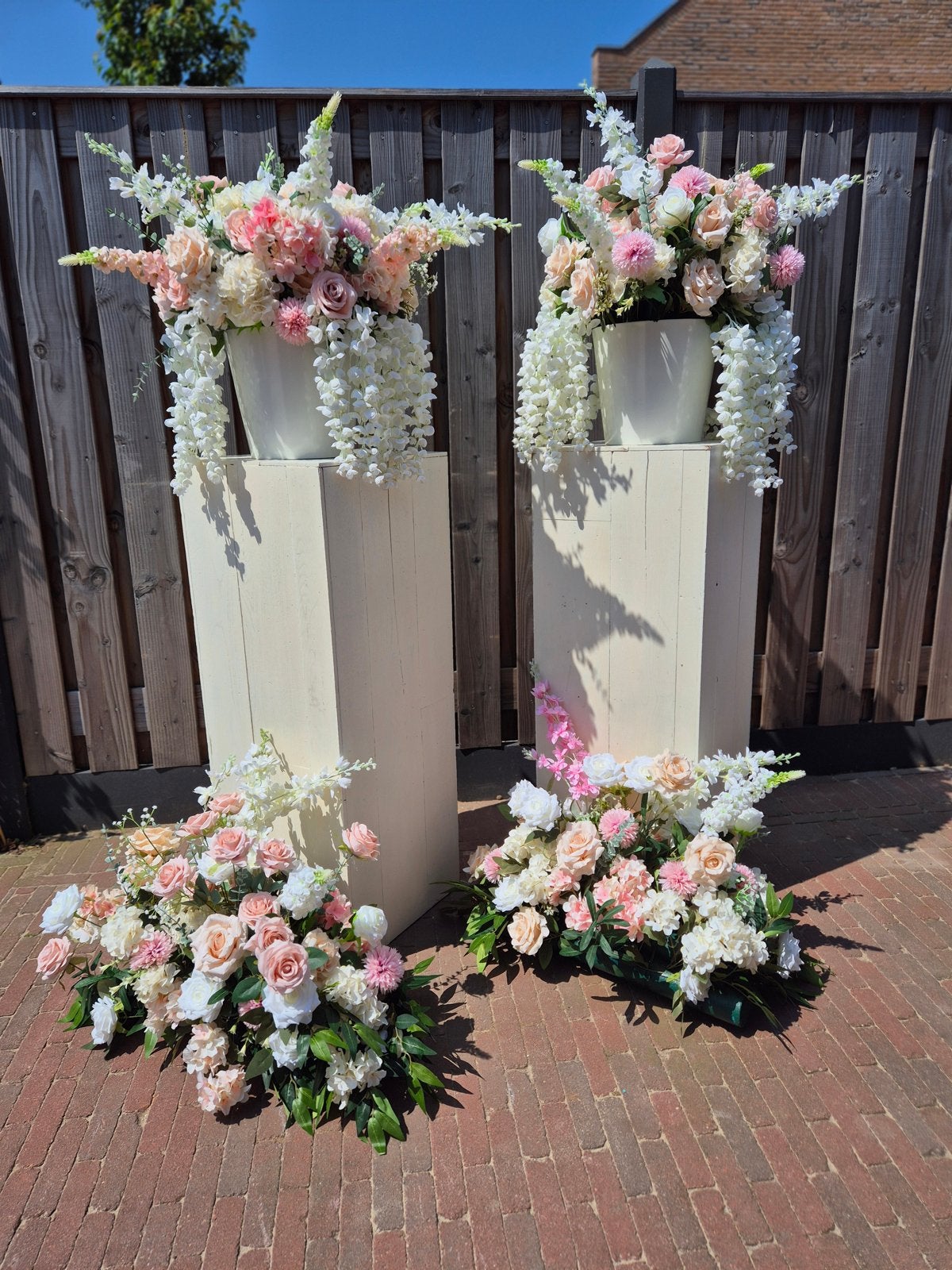 Twee Witte Decoratie Pilaren (Exclusief Boeketten), Ophalen, Gebruikt